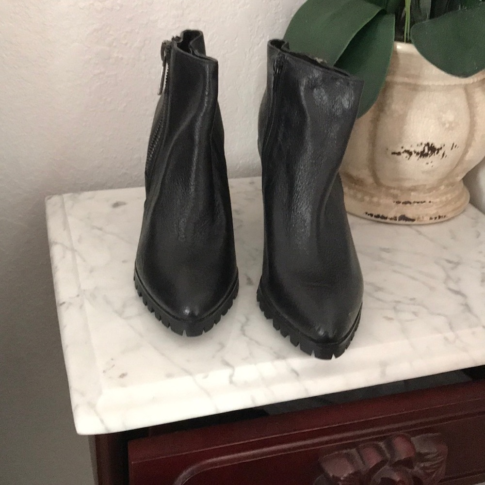 I’m selling a pair of heel boots new but no tag.